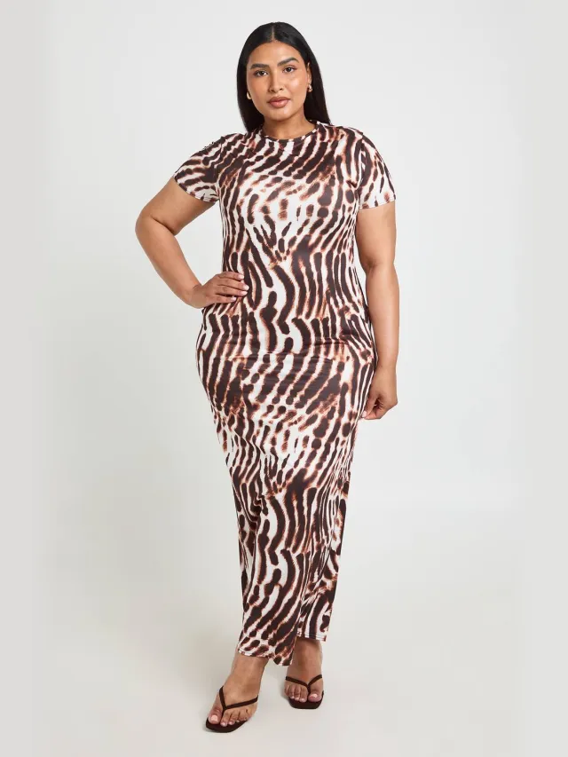 boohoo Dames Plus Abstract Korte Mouw Maxi Jurk Bruin