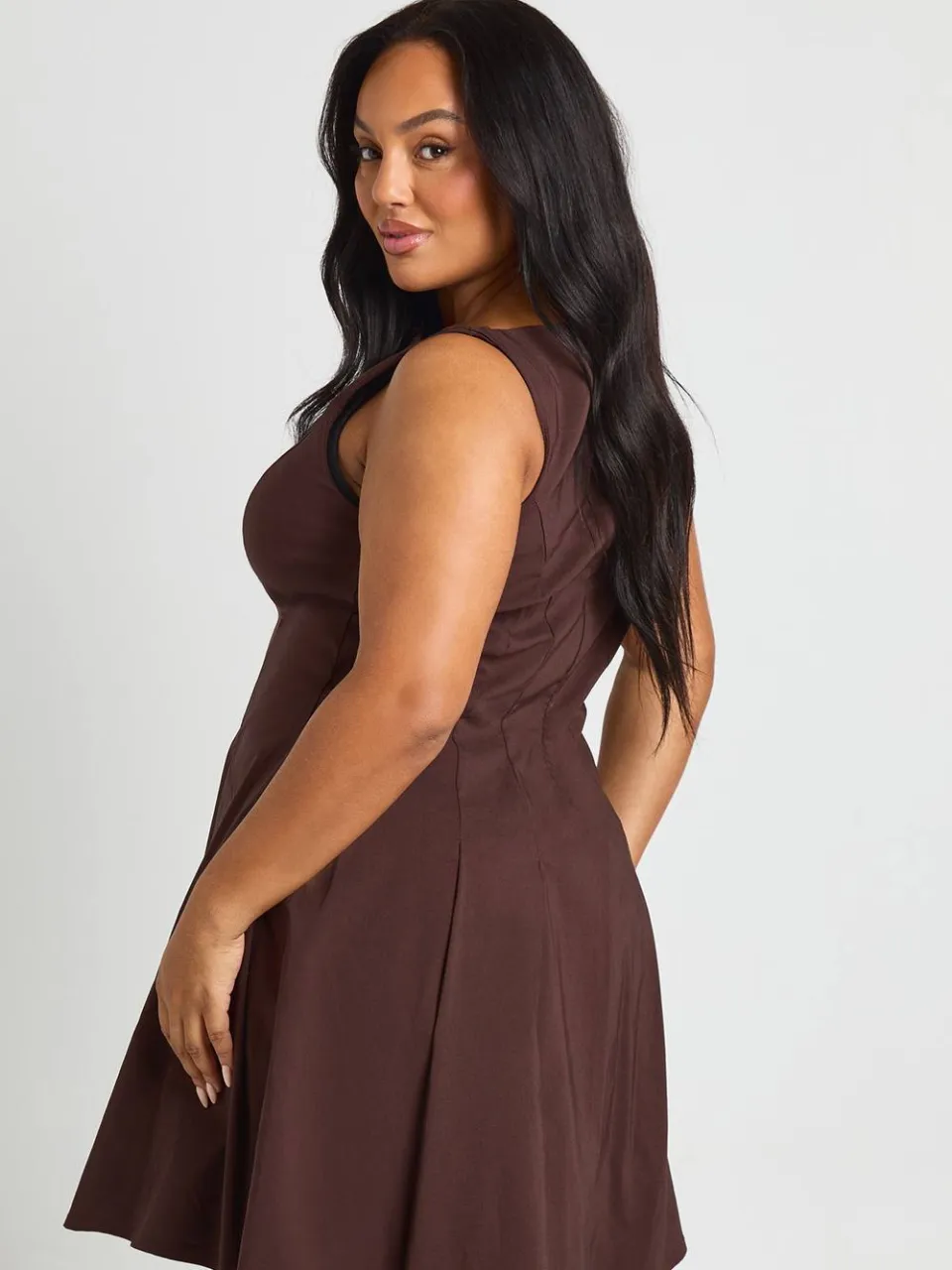 boohoo Dames Plus Bengaline Racerkraag Geplooide Skaterjurk chocoladebruin, foto 3
