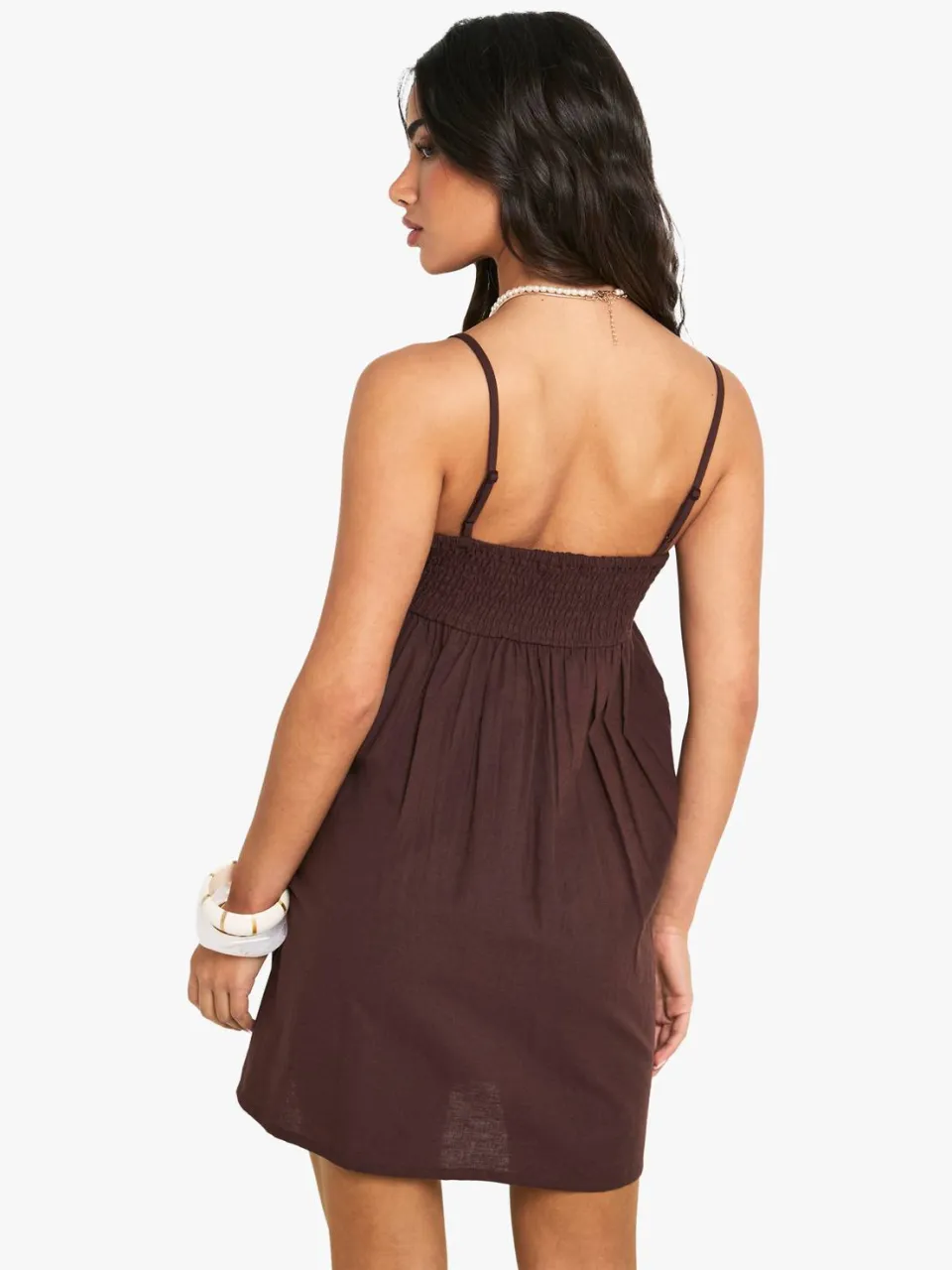 boohoo Dames Petite Linnen Look Cami Swing Mini Jurk chocoladebruin, foto 2