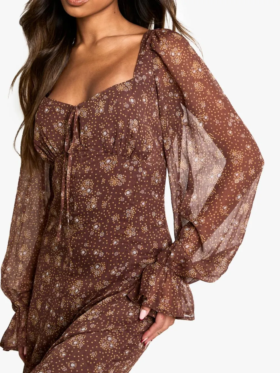 boohoo Dames Ditsy Floral Crinkle Chiffon Milkmaid Maxi Jurk chocoladebruin, foto 2