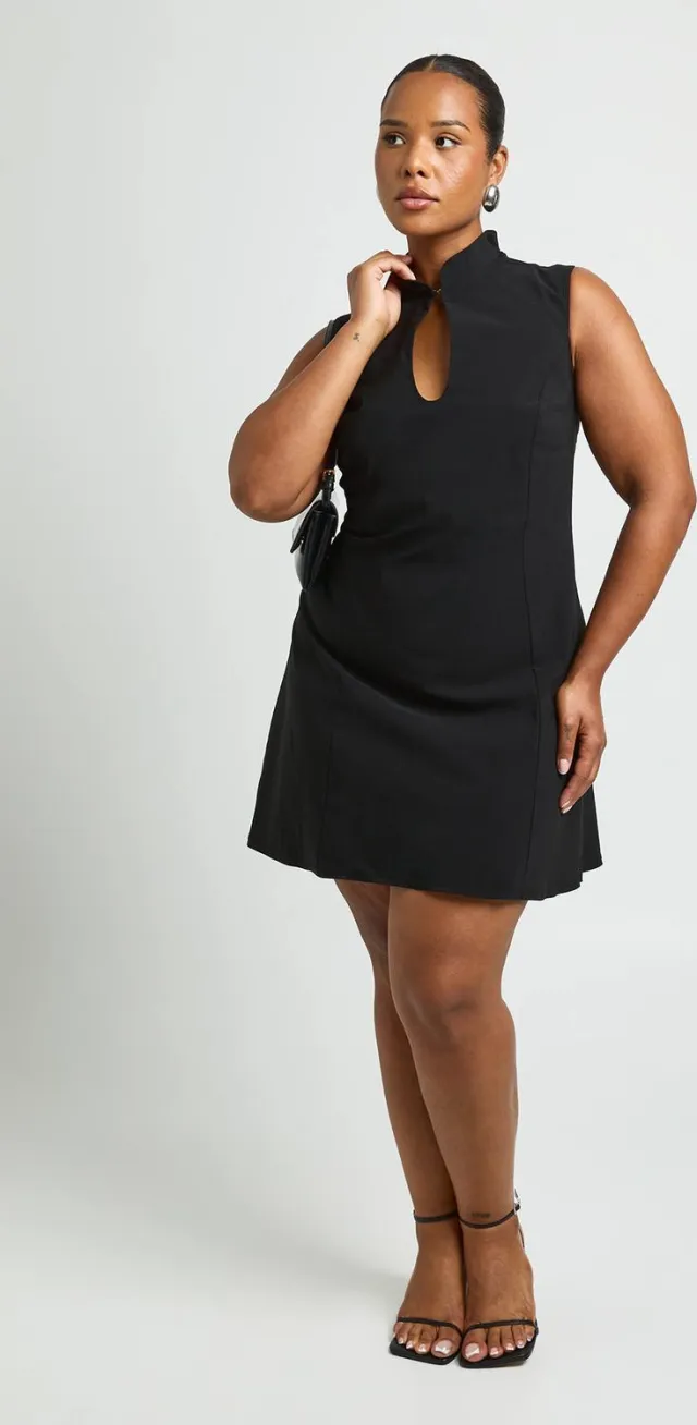 boohoo Dames Plus Hoogsluitende Mini-jurk Met Strikdetail En Keyhole Zwart