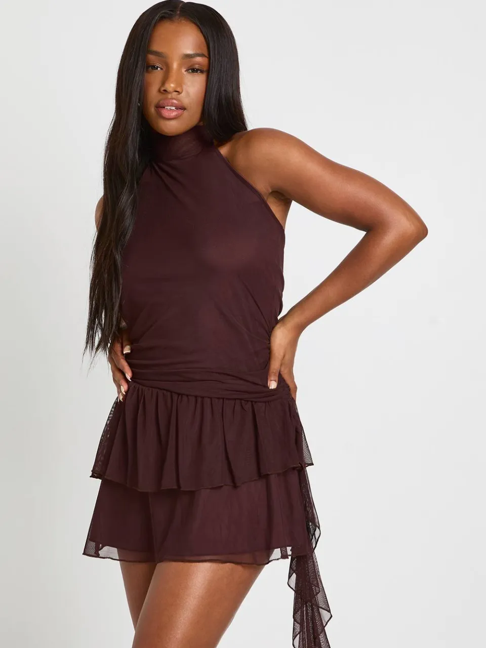 boohoo Dames Halterneck Mesh Ruffle Mini Jurk chocoladebruin, foto 2