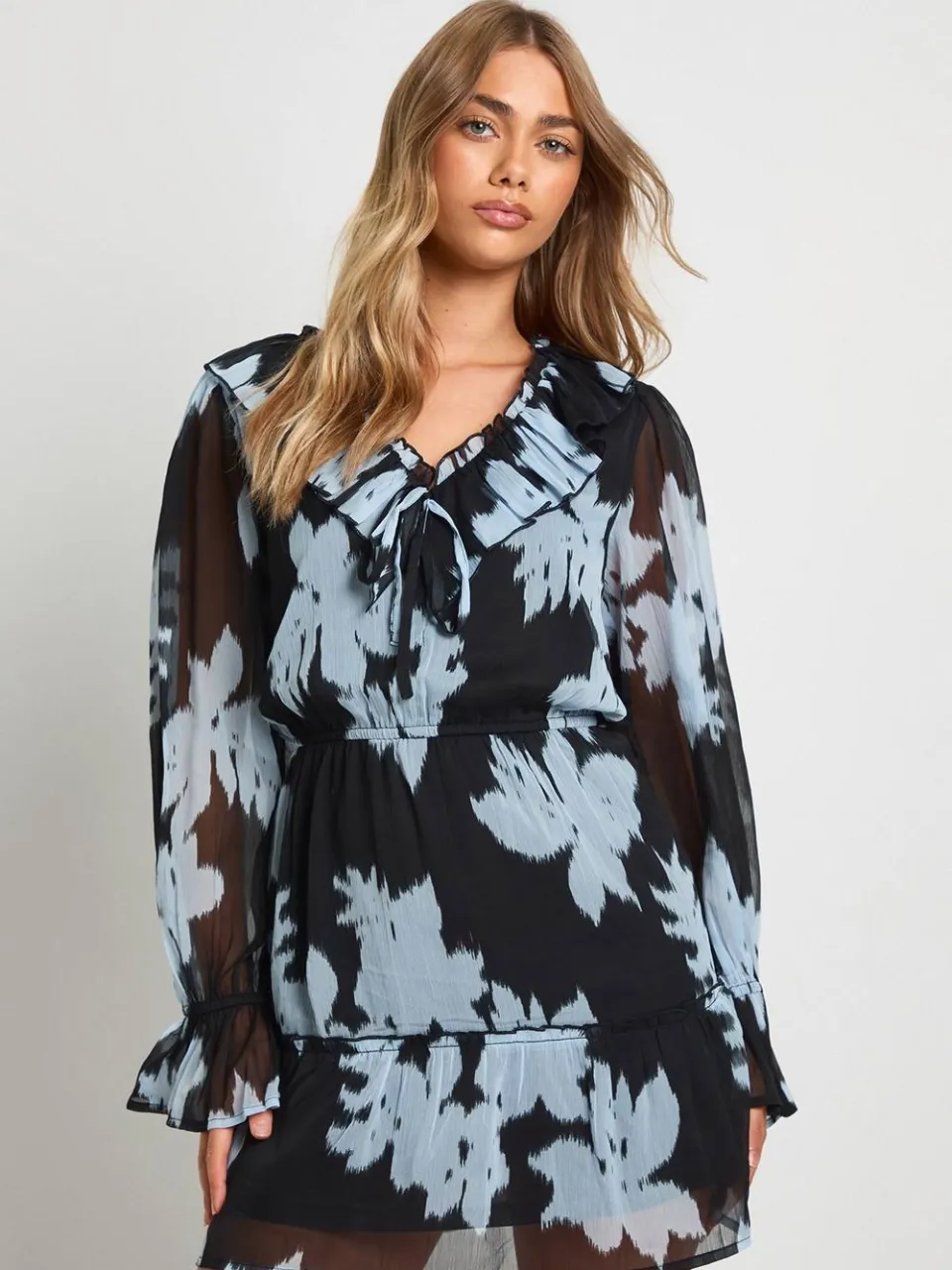 boohoo Dames Bloemige Chiffon lagelaagse smockjurk chocoladebruin, foto 3