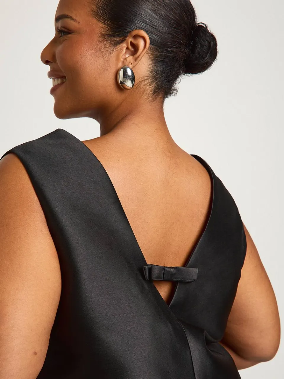 boohoo Dames Plus Diepe V-hals Uitgelijnde Strik Rug Jurk zwart, foto 4