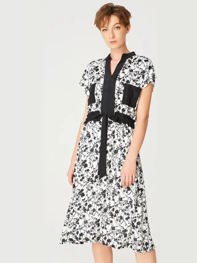 Smart & Joy Bi-materiële kleding met monochrome bloemenprint en trekkoordriem Wit