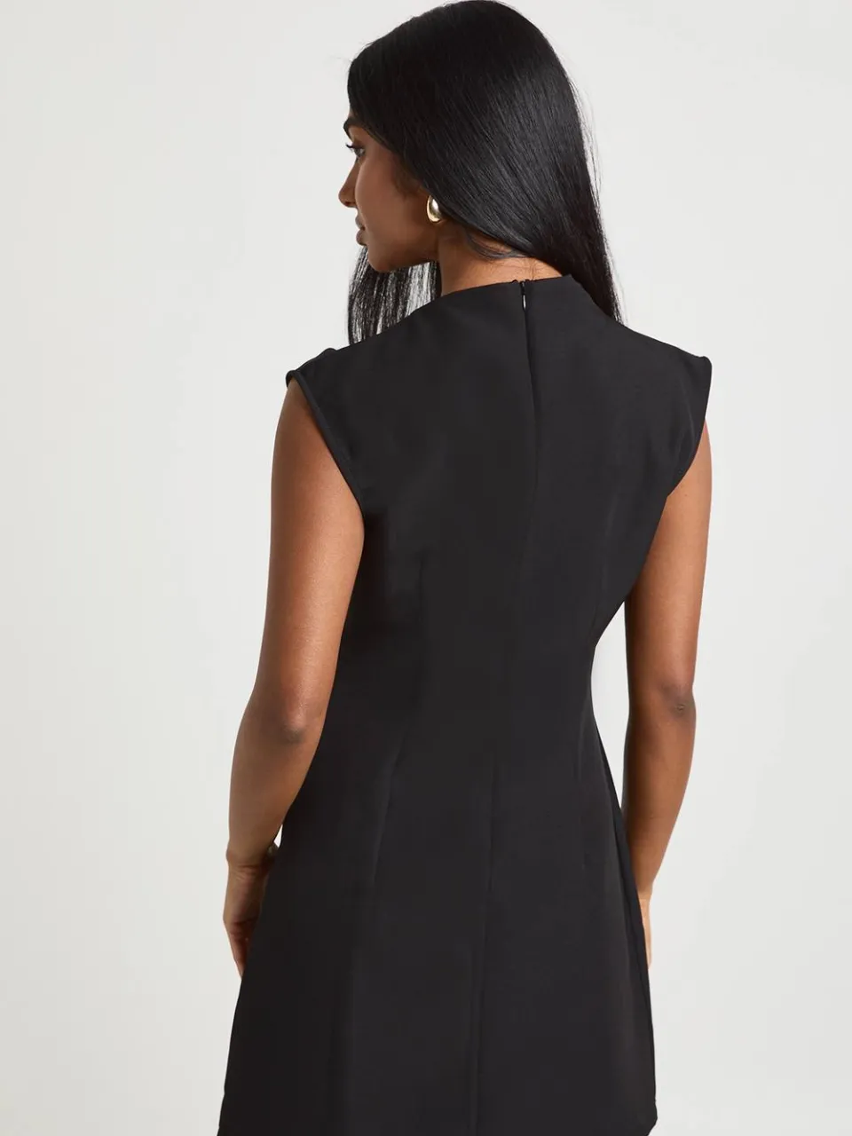 boohoo Dames Mini-jurk Met Goudkleurige Details En Asymmetrische Halslijn, foto 3