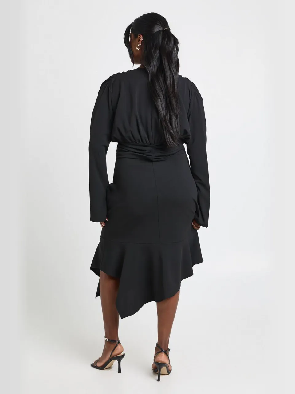 boohoo Dames Plus Asymmetrische Diepe Hals Midi Jurk zwart, foto 2