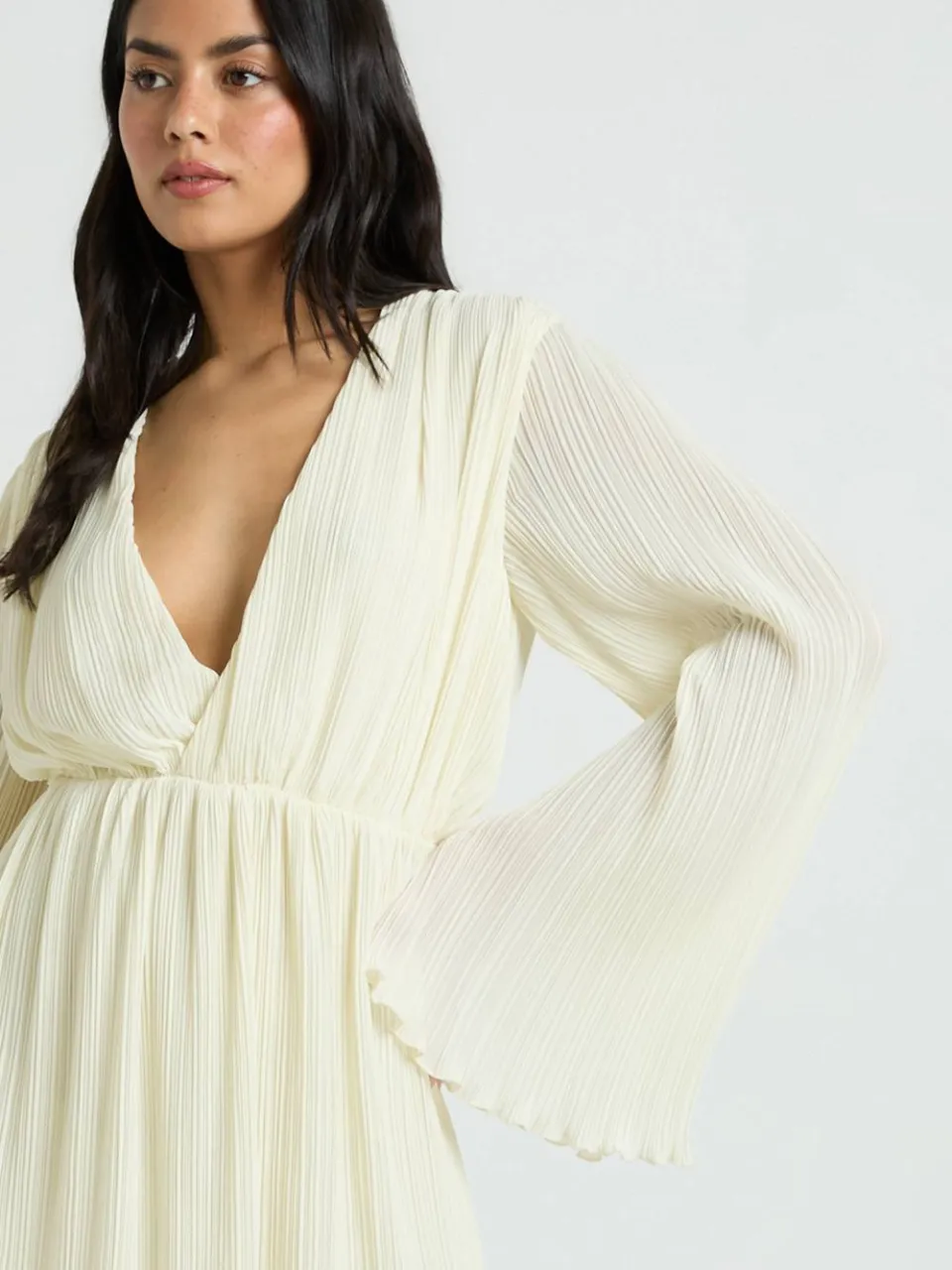 boohoo Dames Geplisseerde Jurk Met Ruches Zoom En Diepe Halslijn crème, foto 4