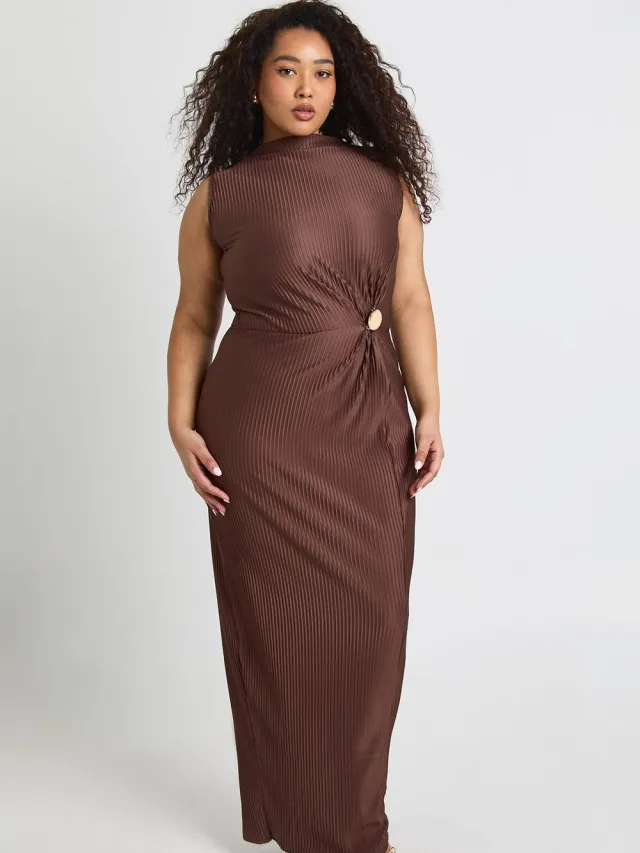 boohoo Dames Plus Maxi Jurk met Gouden Bies Plisse en Hoge Hals Chocoladebruin
