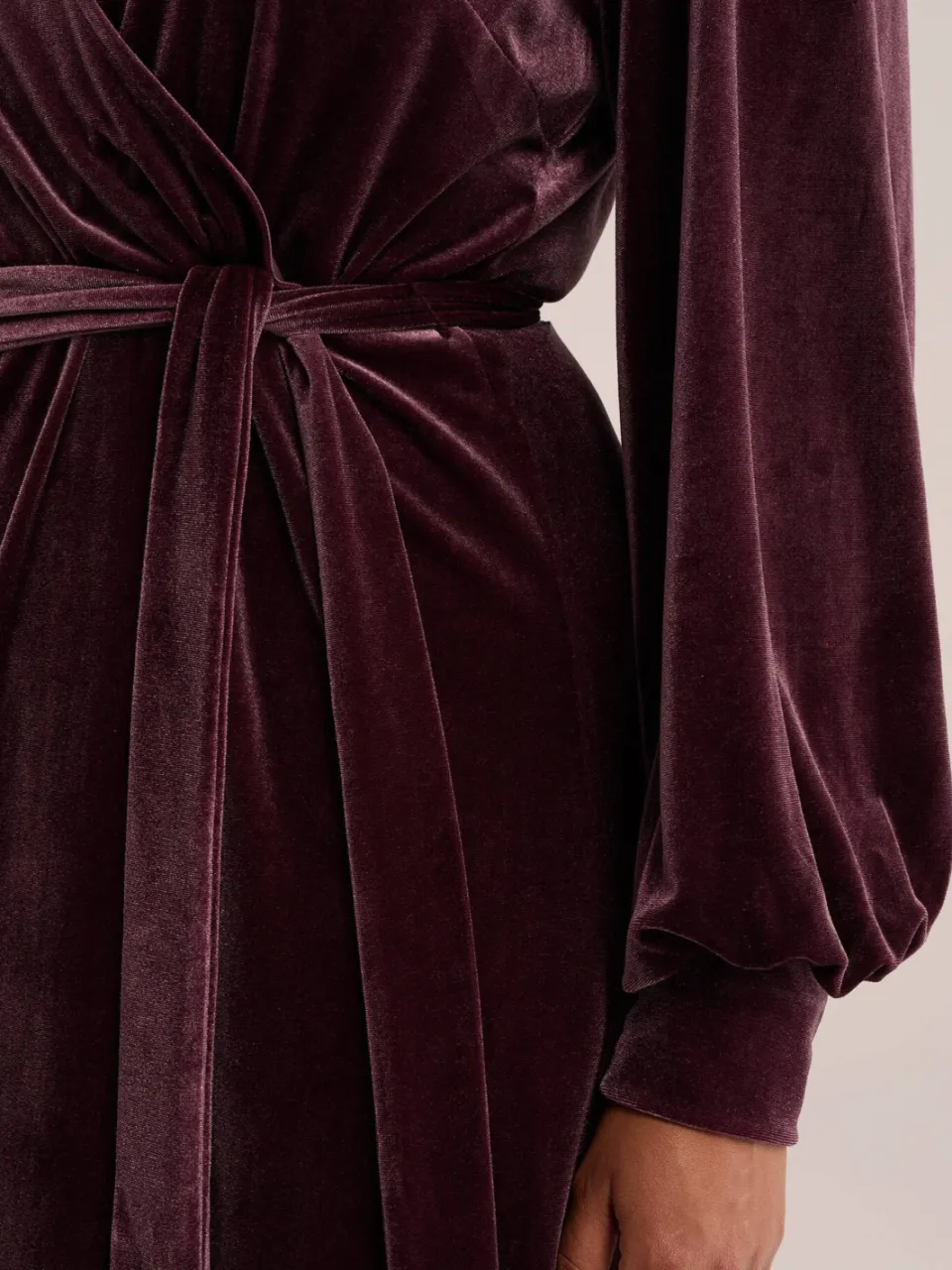WE Fashion Plus Size fluwelen midi wikkeljurk - aubergine, foto 4