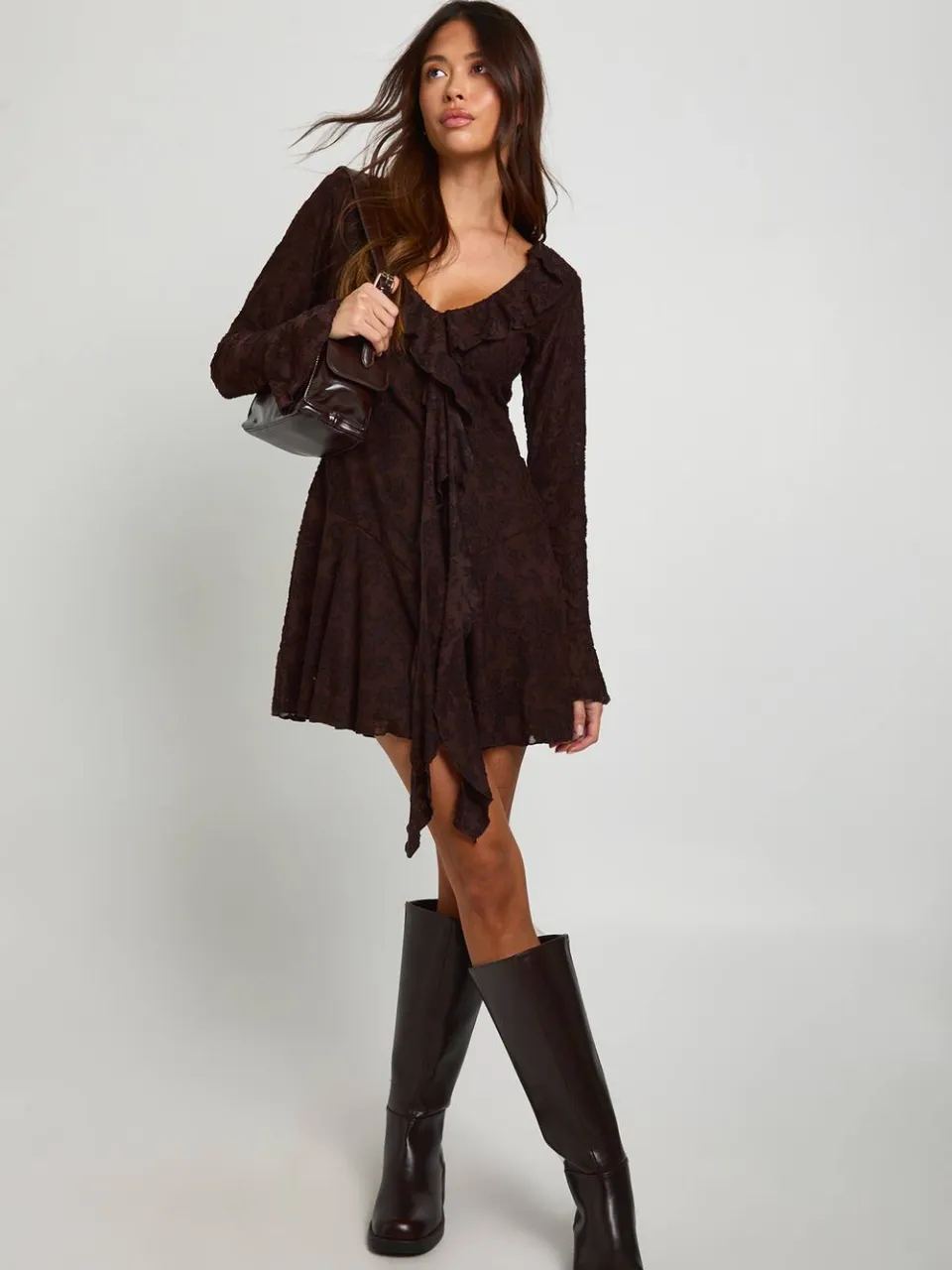 boohoo Dames Burnout Bloemen Ruches Voorkant Mini Jurk chocoladebruin, foto 3