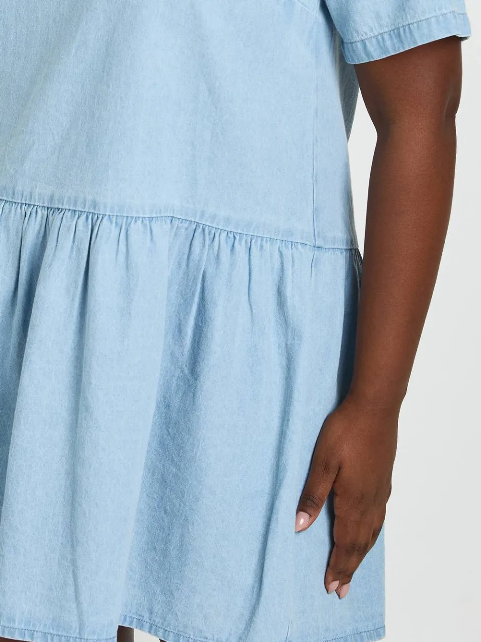 boohoo Dames Plus Chambray Korte Mouw Skater Jurk licht gebleekt, foto 4