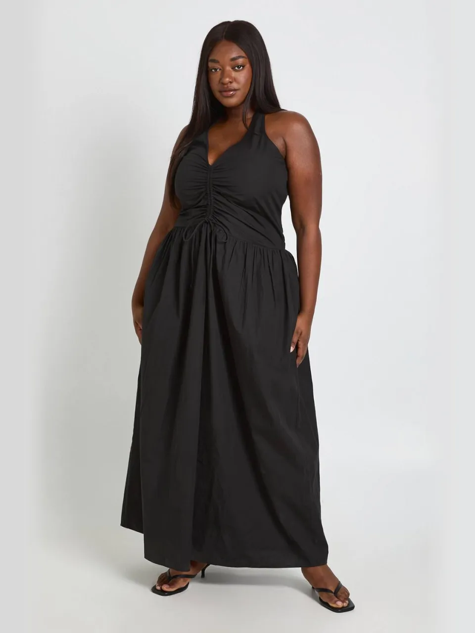 boohoo Dames Plus Maxi Jurk Met Ruche Detail En Halternek zwart, foto 2