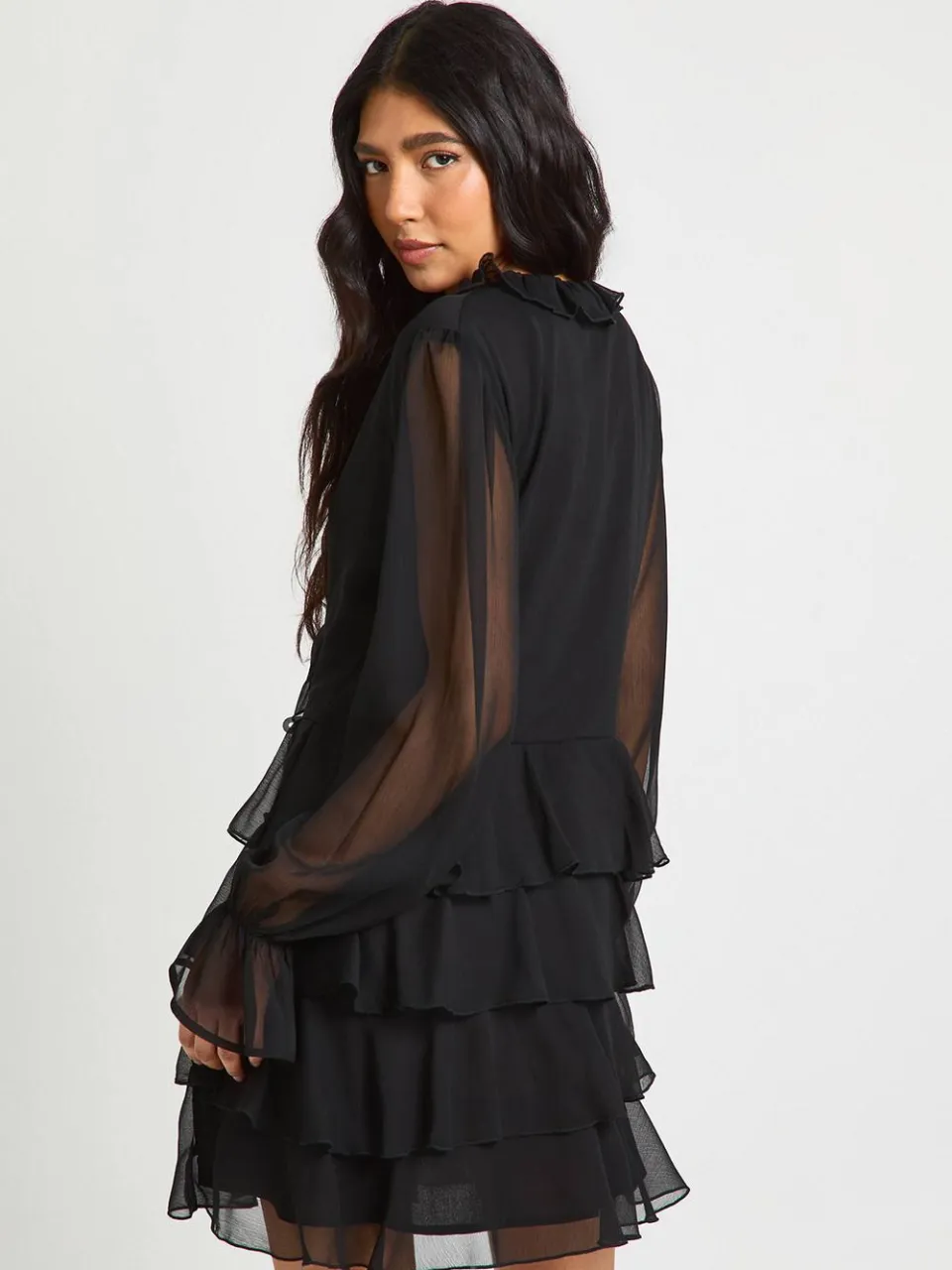 boohoo Dames Tall Chiffon Mini Jurk met Ruffle Details zwart, foto 2