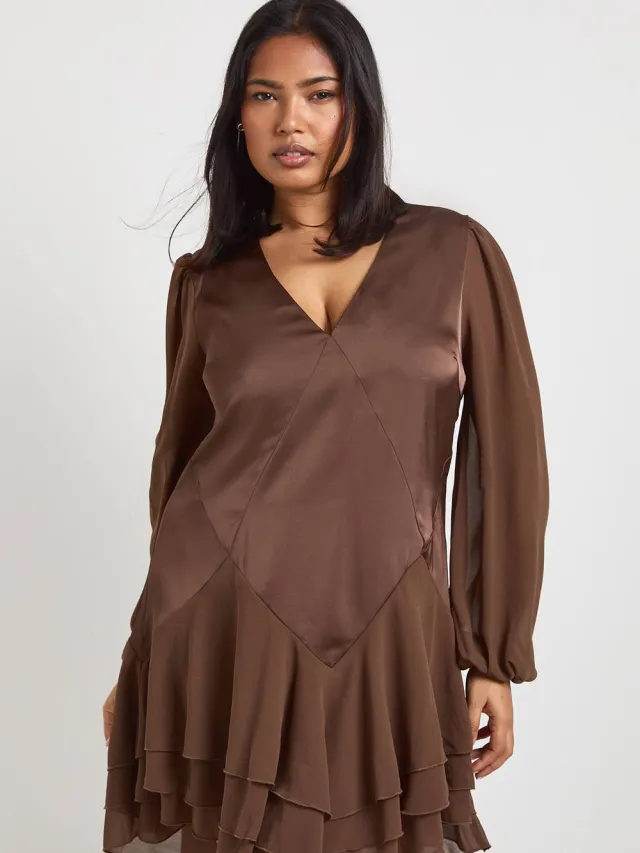 boohoo Dames Plus Chiffon Mix Panelen Smock Jurk Chocoladebruin