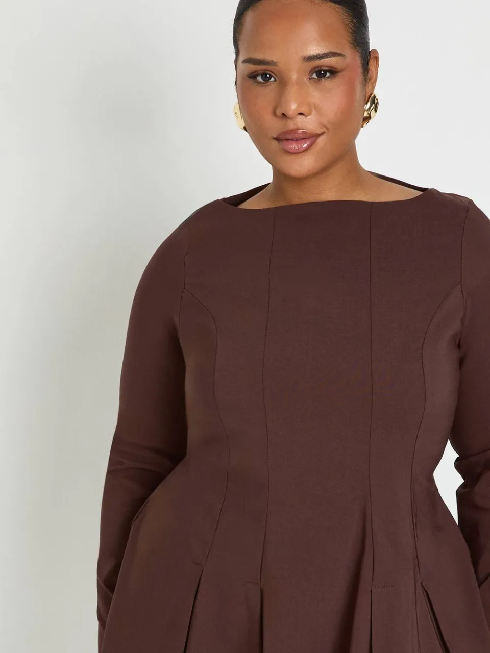boohoo Dames Plus Bengaline Geplooide Lange Mouwen Skaterjurk chocoladebruin, foto 4
