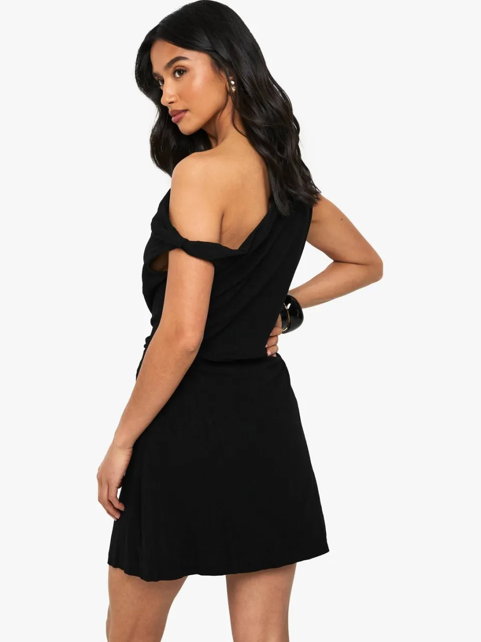 boohoo Dames Petite mini-jurk in linnenlook met drape, twist en bandje zwart, foto 3