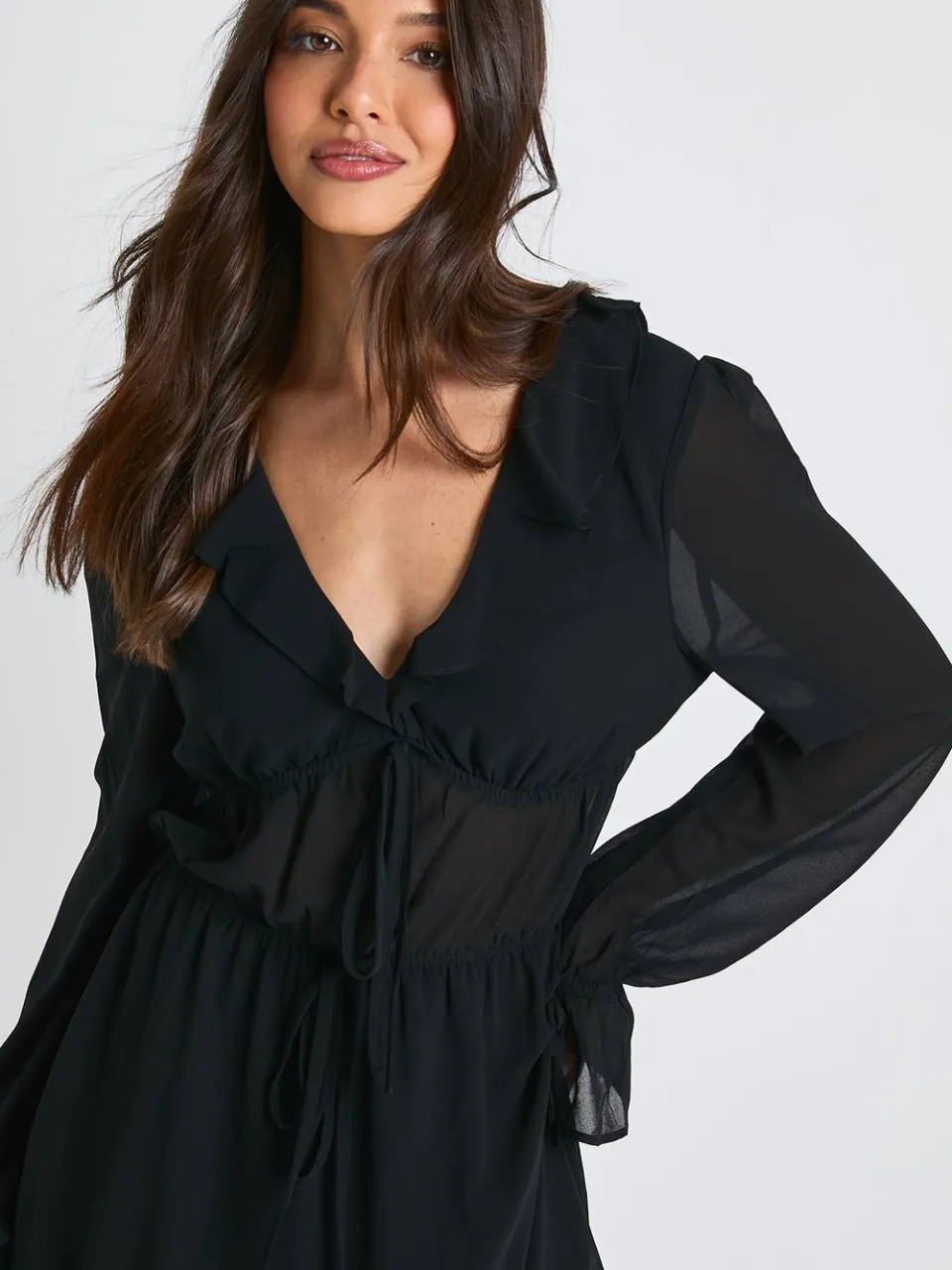 boohoo Dames Mini-jurk met lange mouwen, geruched met franje-detail zwart, foto 4