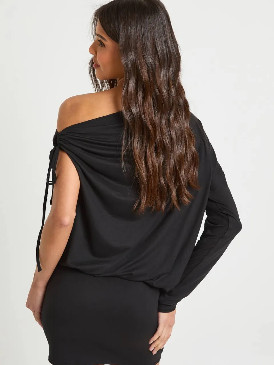 boohoo Dames Soft Touch Draperende Schouder Mini Jurk zwart, foto 2