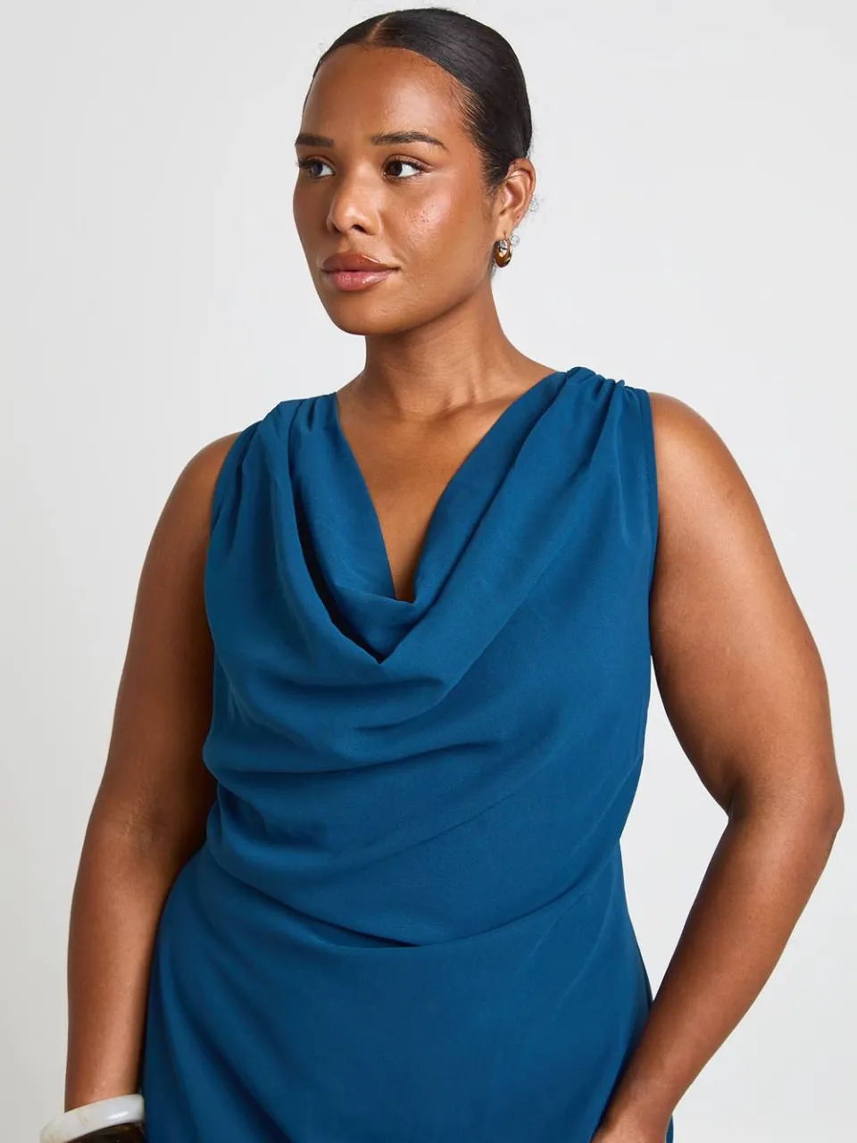 boohoo Dames Plus Chiffon Maxi Jurk Met Waterval Halslijn marineblauw, foto 3