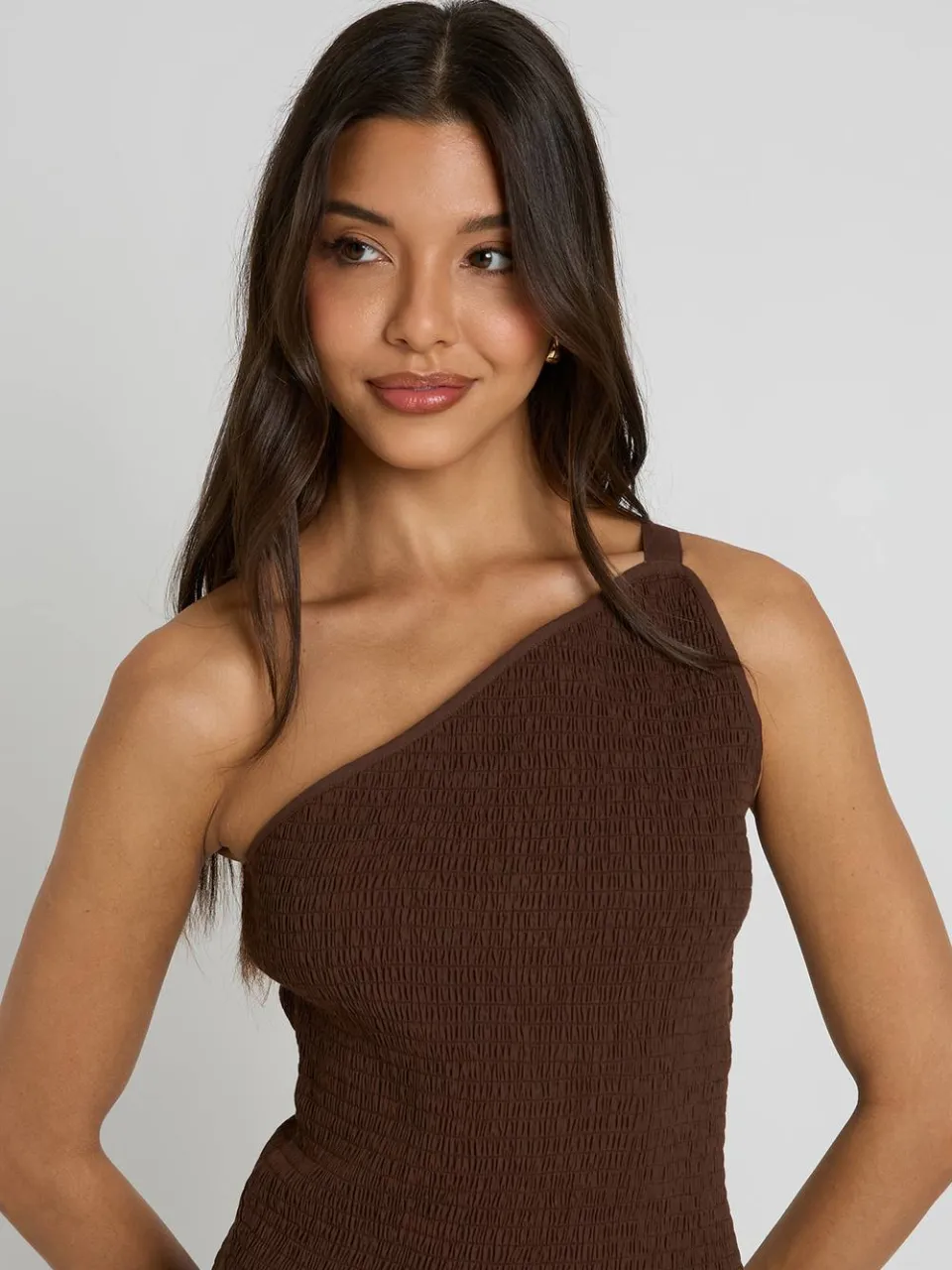 boohoo Dames Maxi Jurk Met Gerimpeld Lijfje Van Popeline En Asymmetrische Halslijn chocoladebruin, foto 4
