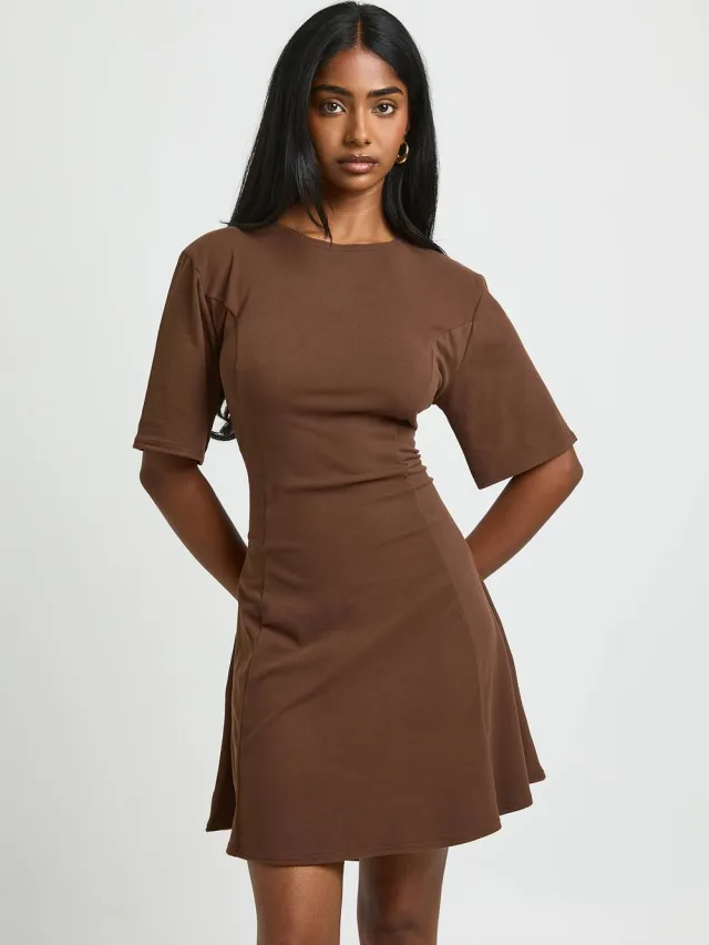 boohoo Dames Lange Basic Superzachte Korte Mouw Skater Jurk Chocoladebruin