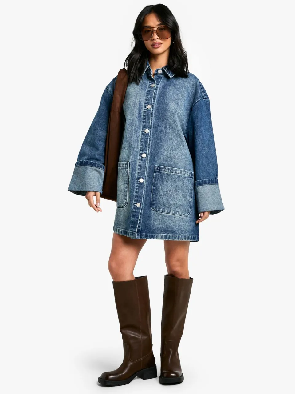 boohoo Dames Petite Utility Turn Cuff Denim Oversized Shirtjurk, foto 3