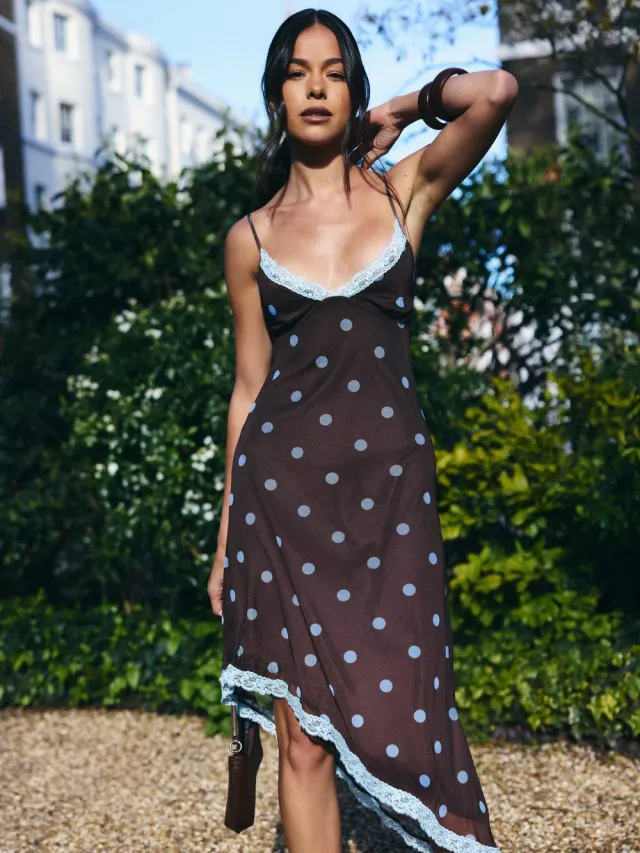 boohoo Dames Midi-jurk Van Mesh Met Stippenprint, Spaghettibandjes En Kantafwerking chocoladebruin, foto 2