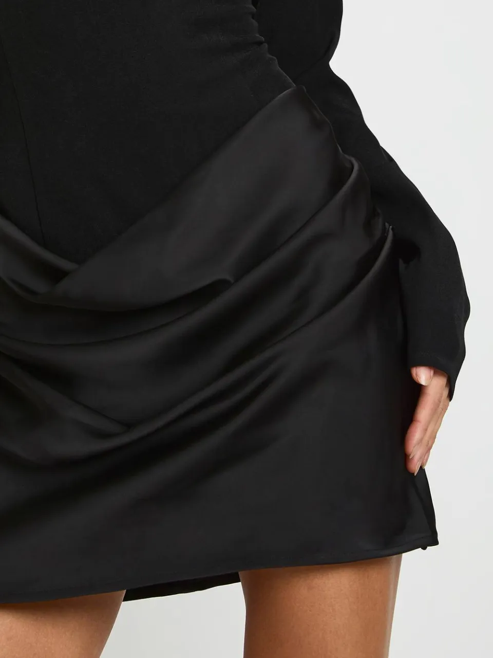 boohoo Dames Lang satijn draperende minijurk met lange mouwen zwart, foto 4
