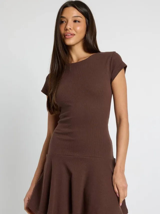 boohoo Dames Geribbelde Skater Jurk Met Verlaagde Zoom En Korte Mouwen Chocoladebruin