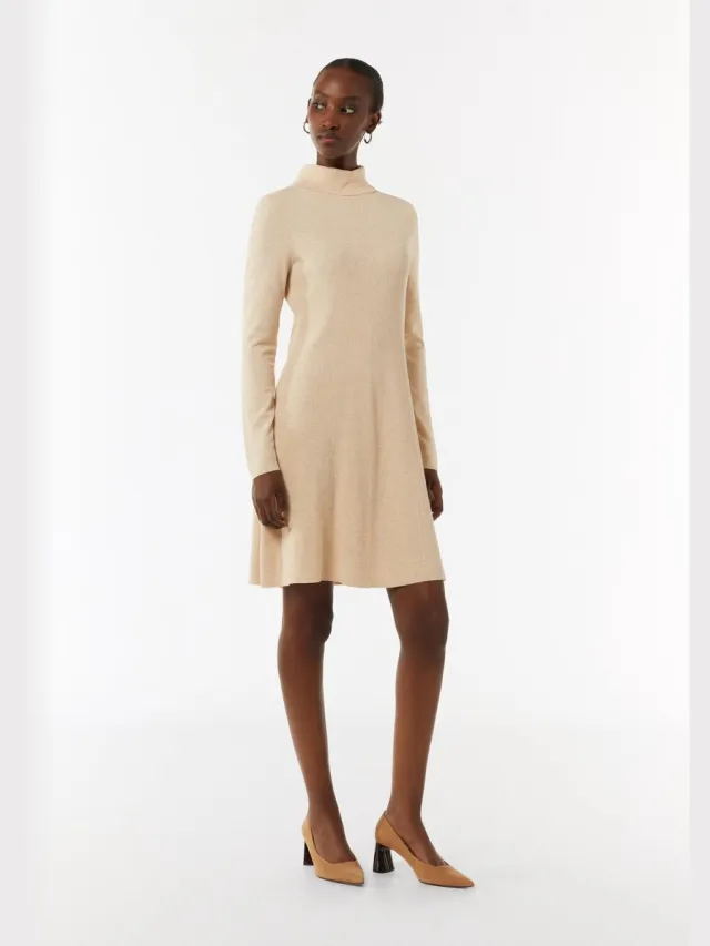 Comma female - Uitlopende ribgebreide jurk met een col beige