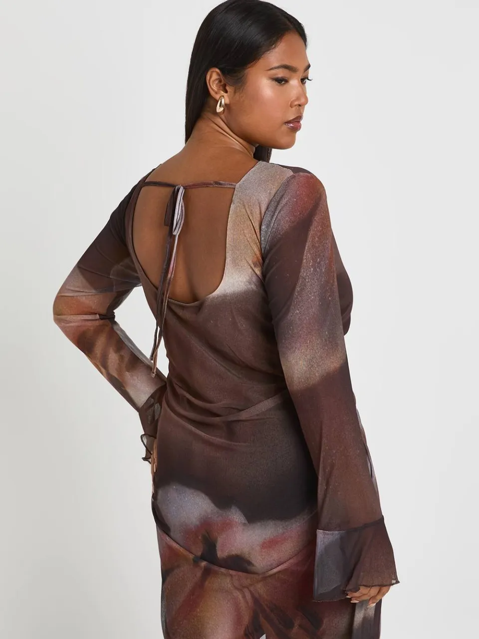 boohoo Dames Plus Size Bloemige Geraffelde Mini Shiftjurk bruin, foto 3