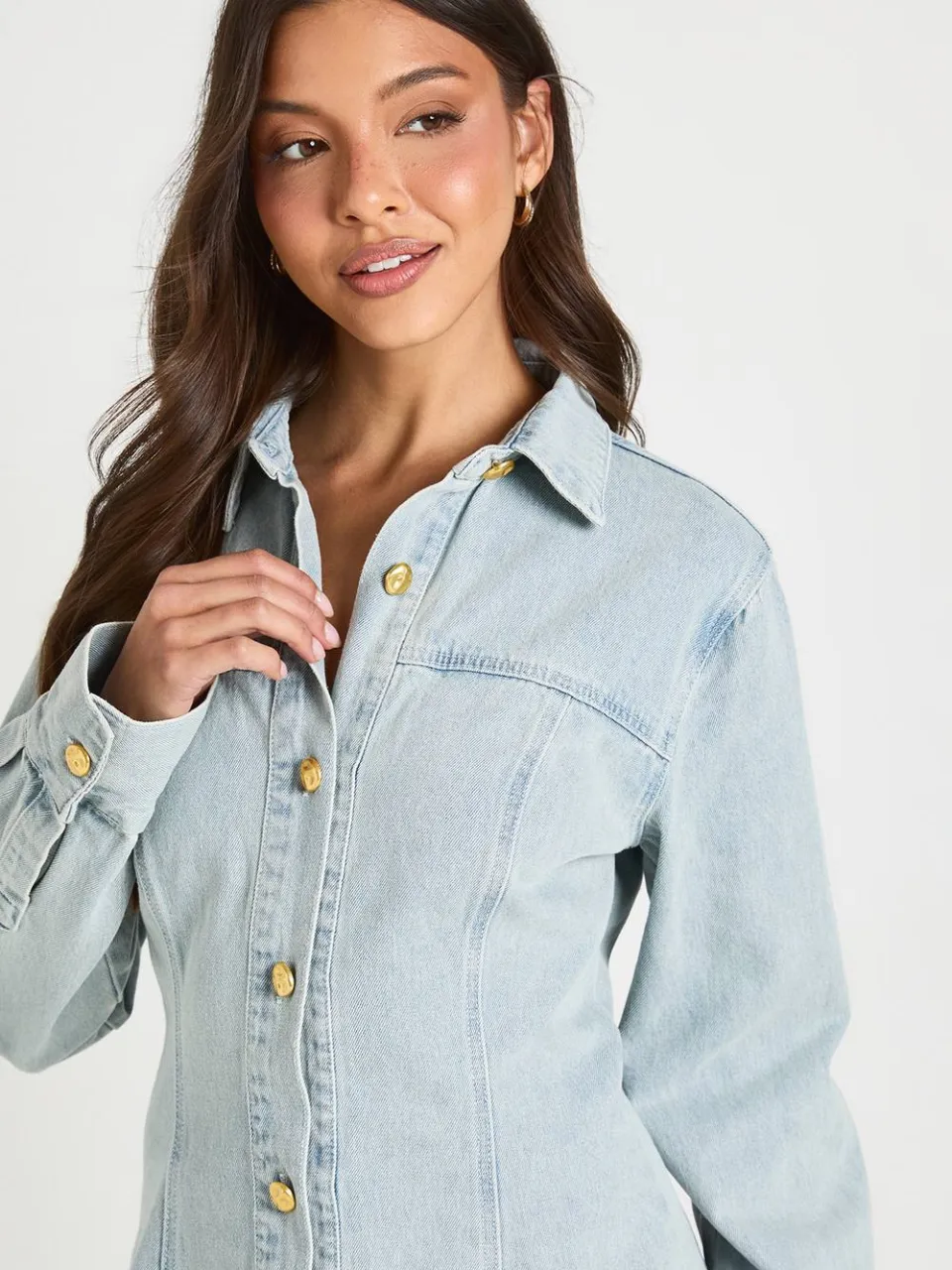boohoo Dames Denim Jurk Met Gouden Knopen En Getailleerde Taille, foto 4