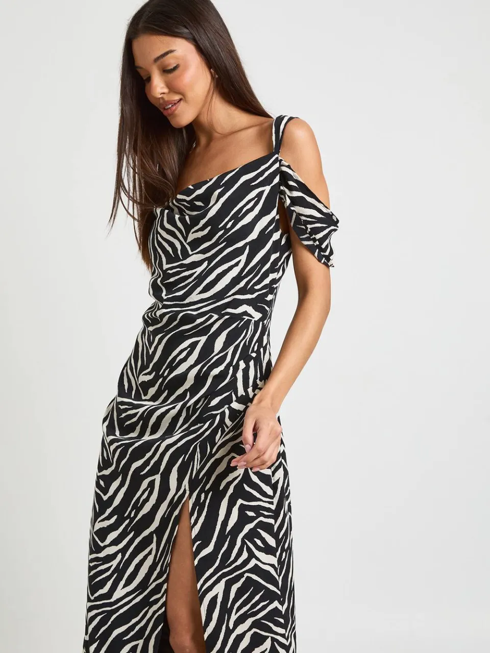 boohoo Dames Zebra Print Chiffon Cold Shoulder Geplooid Maxi Jurk zwart wit, foto 3