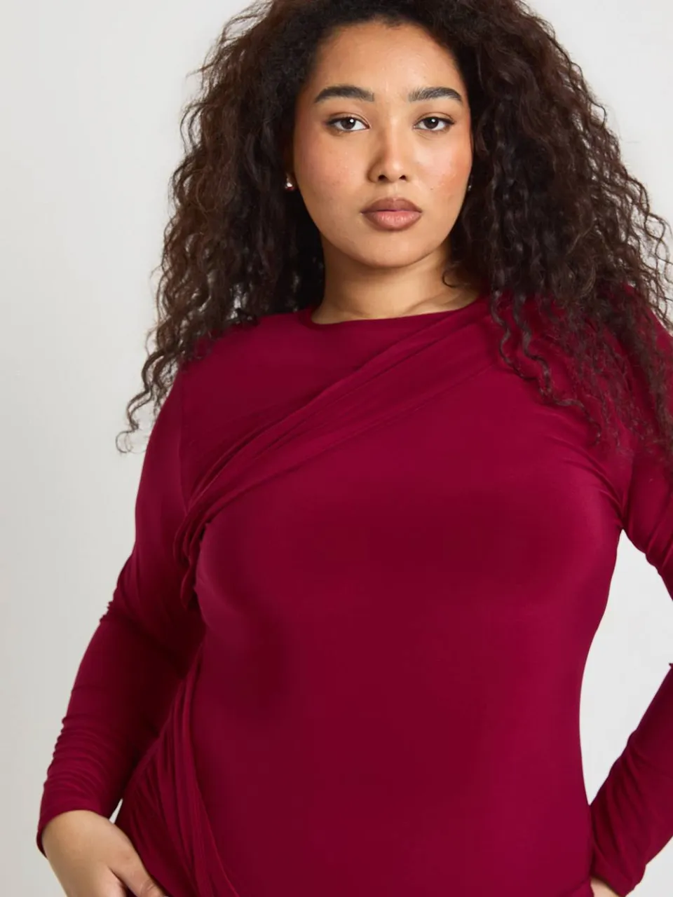 boohoo Dames Plus Twist Detail Lange Mouw Maxi Jurk bordeaux rood, foto 4