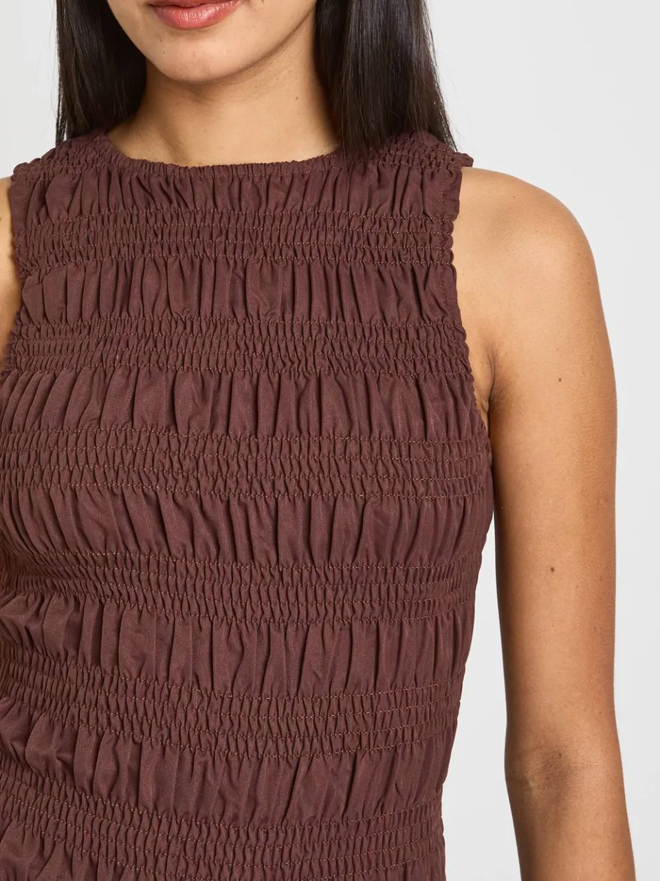 boohoo Dames Gerimpelde racerhals smockjurk chocoladebruin, foto 5