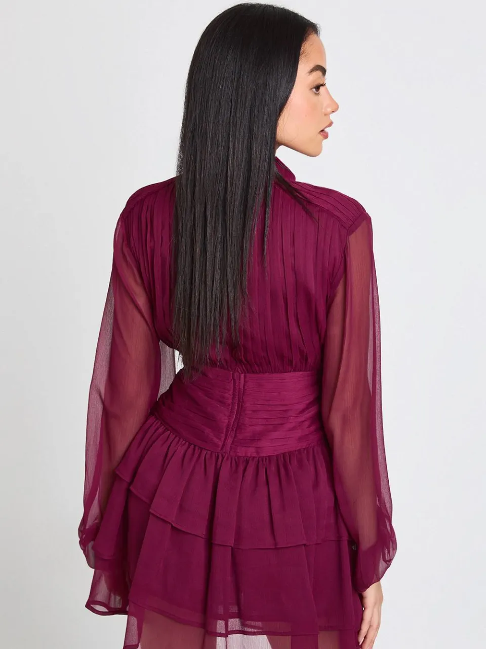 boohoo Dames Hoge Hals Geplooid Chiffon Mini Jurk bordeaux rood, foto 2