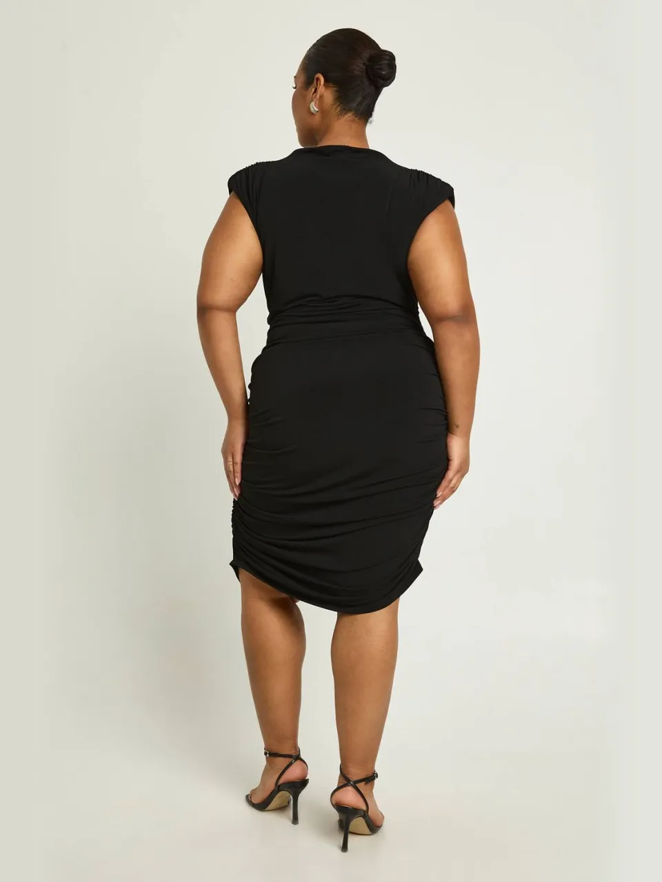 boohoo Dames Plus Slinky Mini-jurk met schoudervulling zwart, foto 2