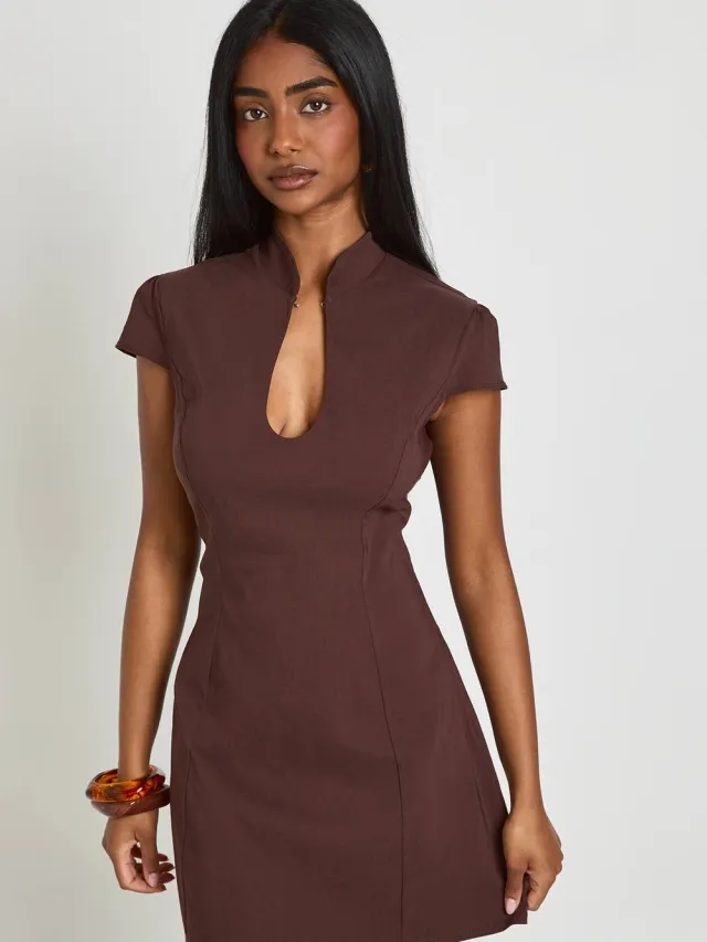 boohoo Dames Bengaline Mini-jurk Met Keyhole-detail En Hoge Hals Chocoladebruin