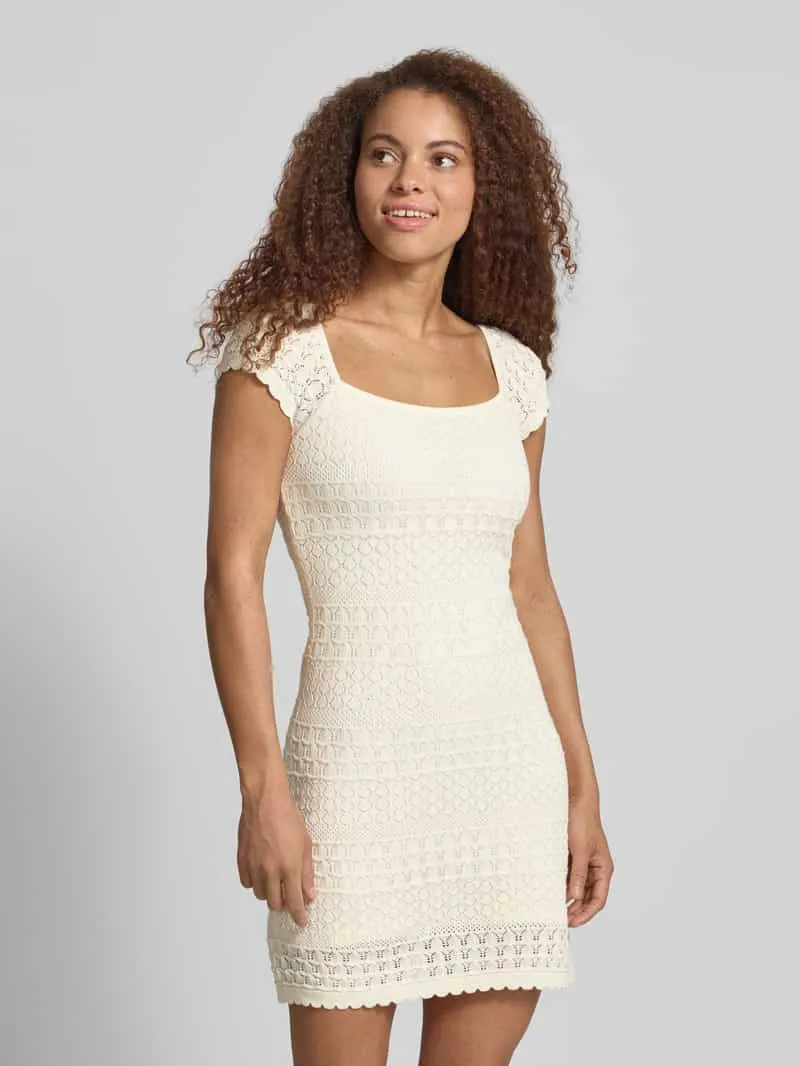 REVIEW Tricotjurk met structuurpatroon en golvende zoom Offwhite