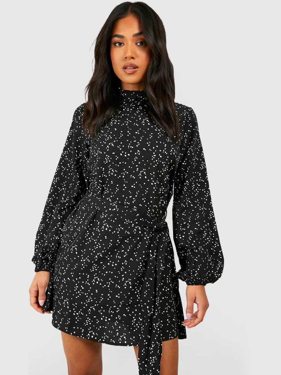 boohoo Dames Petite Ditsy Spot Print Ceintuur Skaterjurk zwart, foto 3
