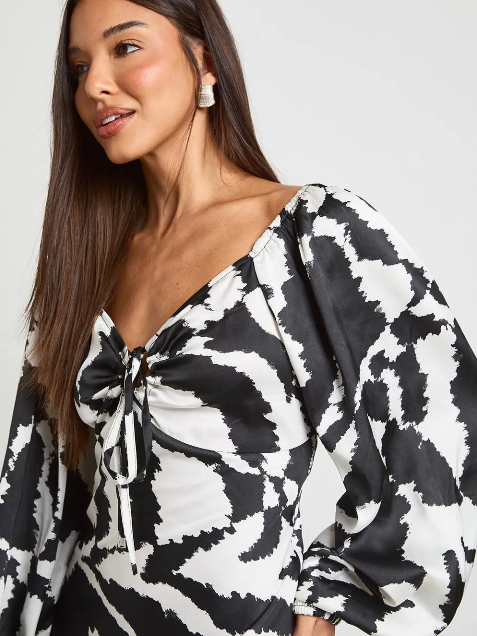 boohoo Dames Satijnen Midaxi Jurk Met Gemengde Dierenprint En Volumineuze Mouwen zwart, foto 4