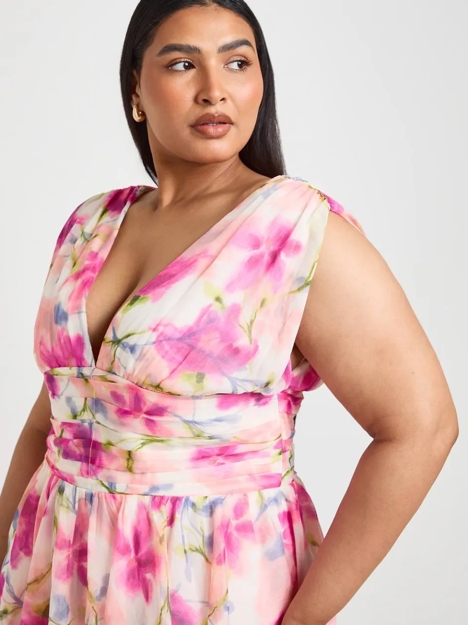 boohoo Dames Plus Chiffon Maxi Jurk Met Gelaagde Bloemenprint En Diepe V-hals roze, foto 4