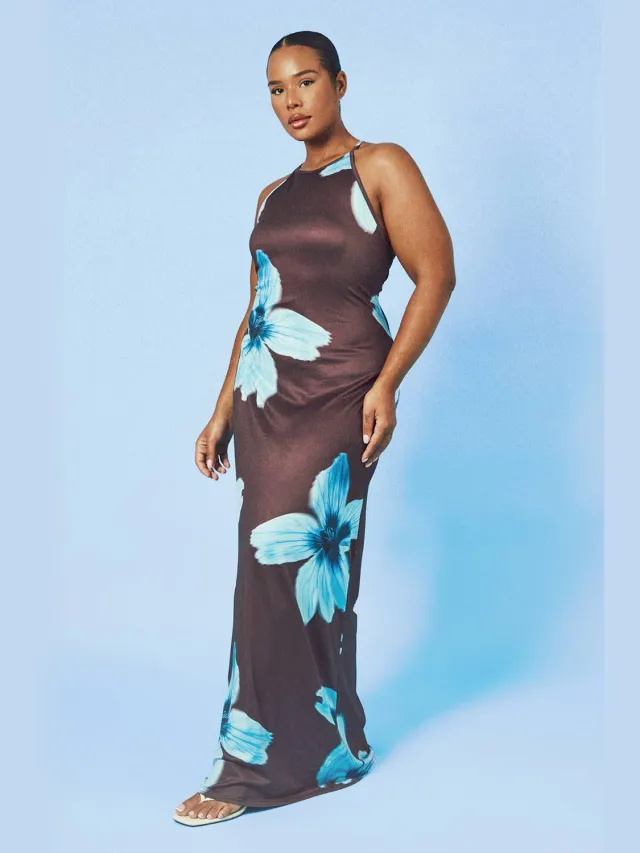 boohoo Dames Plus Maat Maxi Jurk Met Grote Bloemenprint En Racerback Hals chocoladebruin, foto 2