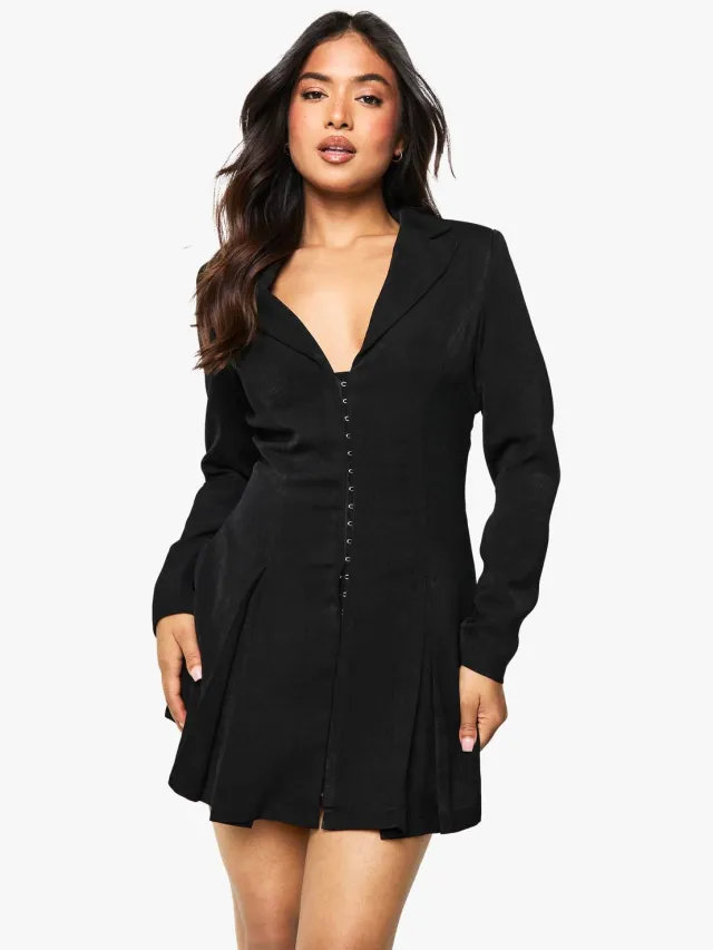 boohoo Dames Petite op maat gemaakte blazerjurk met haak- en oogdetail en getailleerde taille Zwart