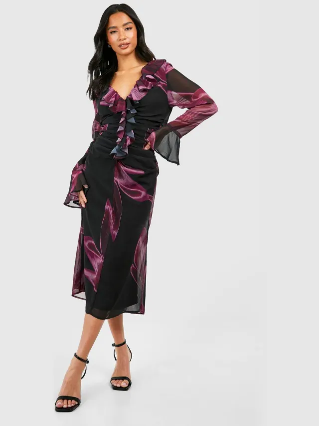 boohoo Dames Petite Donker Bloemen Ruffle Geruched Geweven Midaxi Jurk Violet