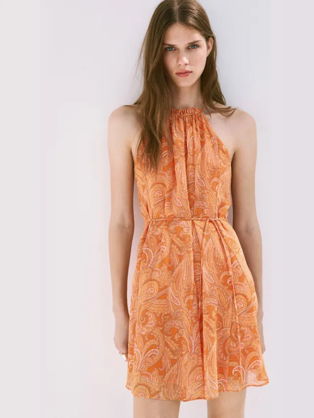 Mango korte halterjurk met open rug en paisley - oranje