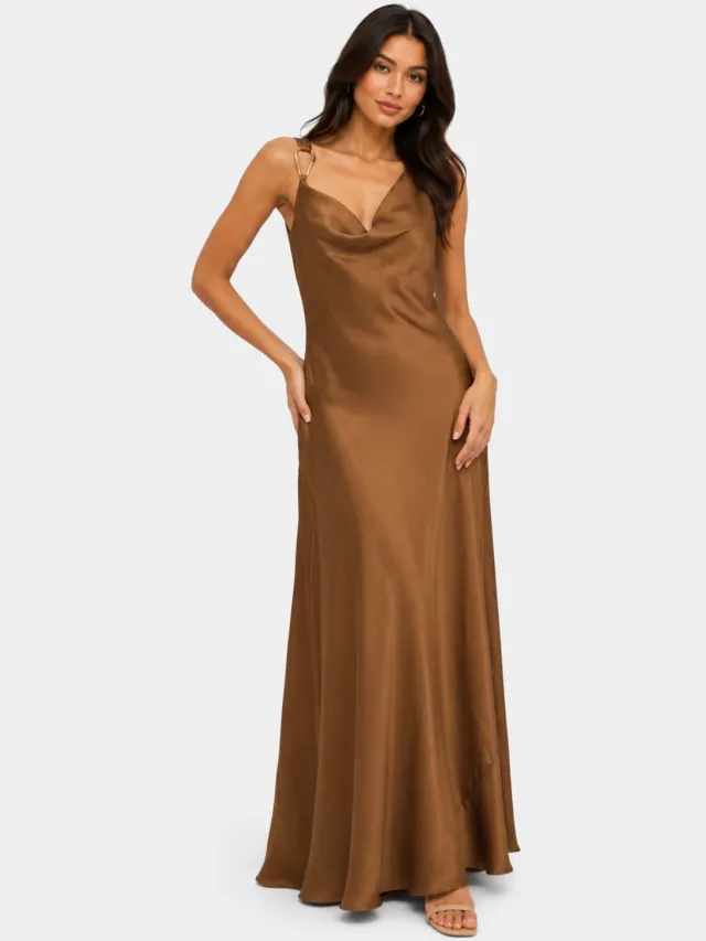 Elara Avondjurk camel