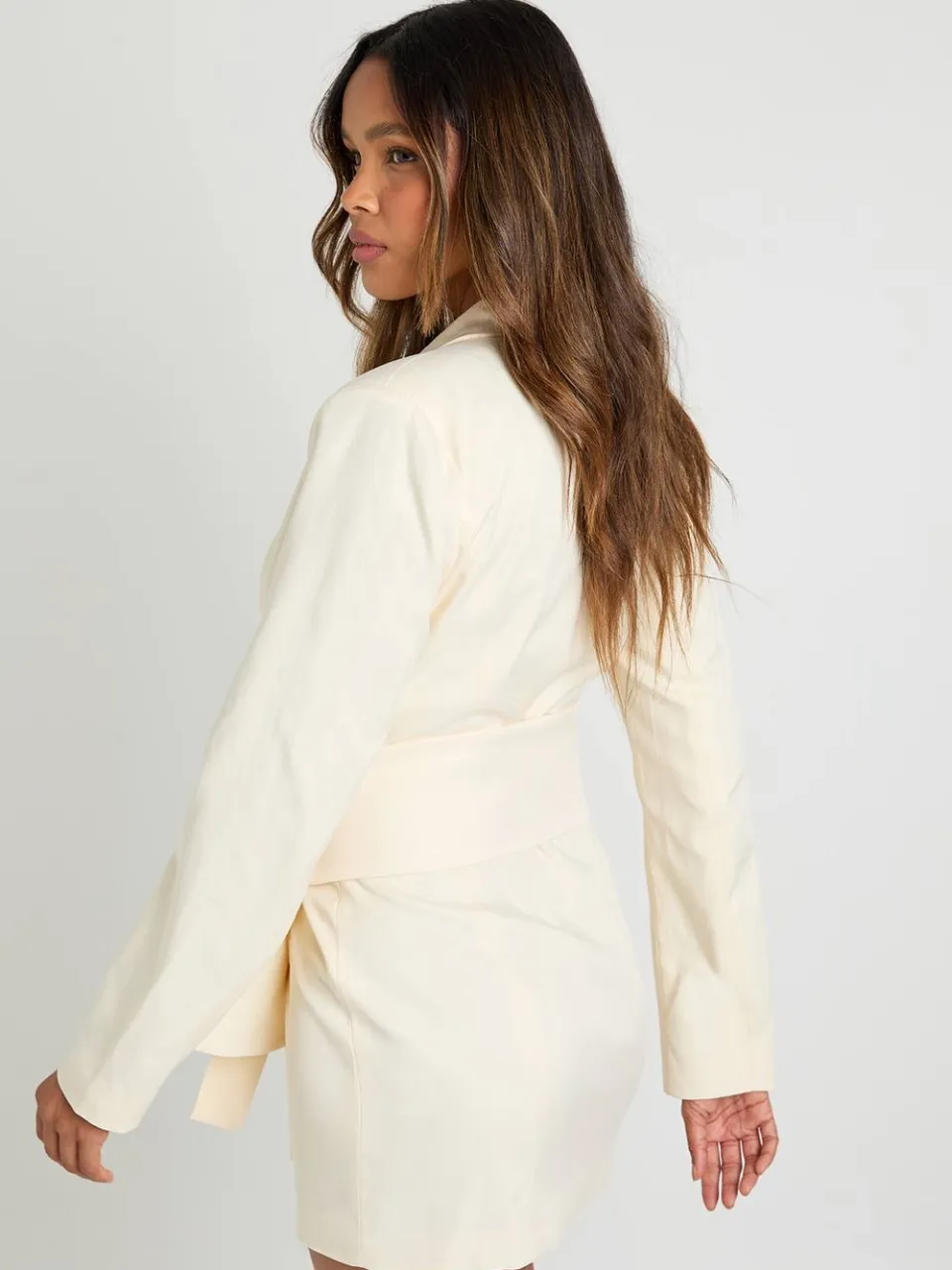 boohoo Dames Getailleerde Blazerjurk met Riemdetail crème, foto 2