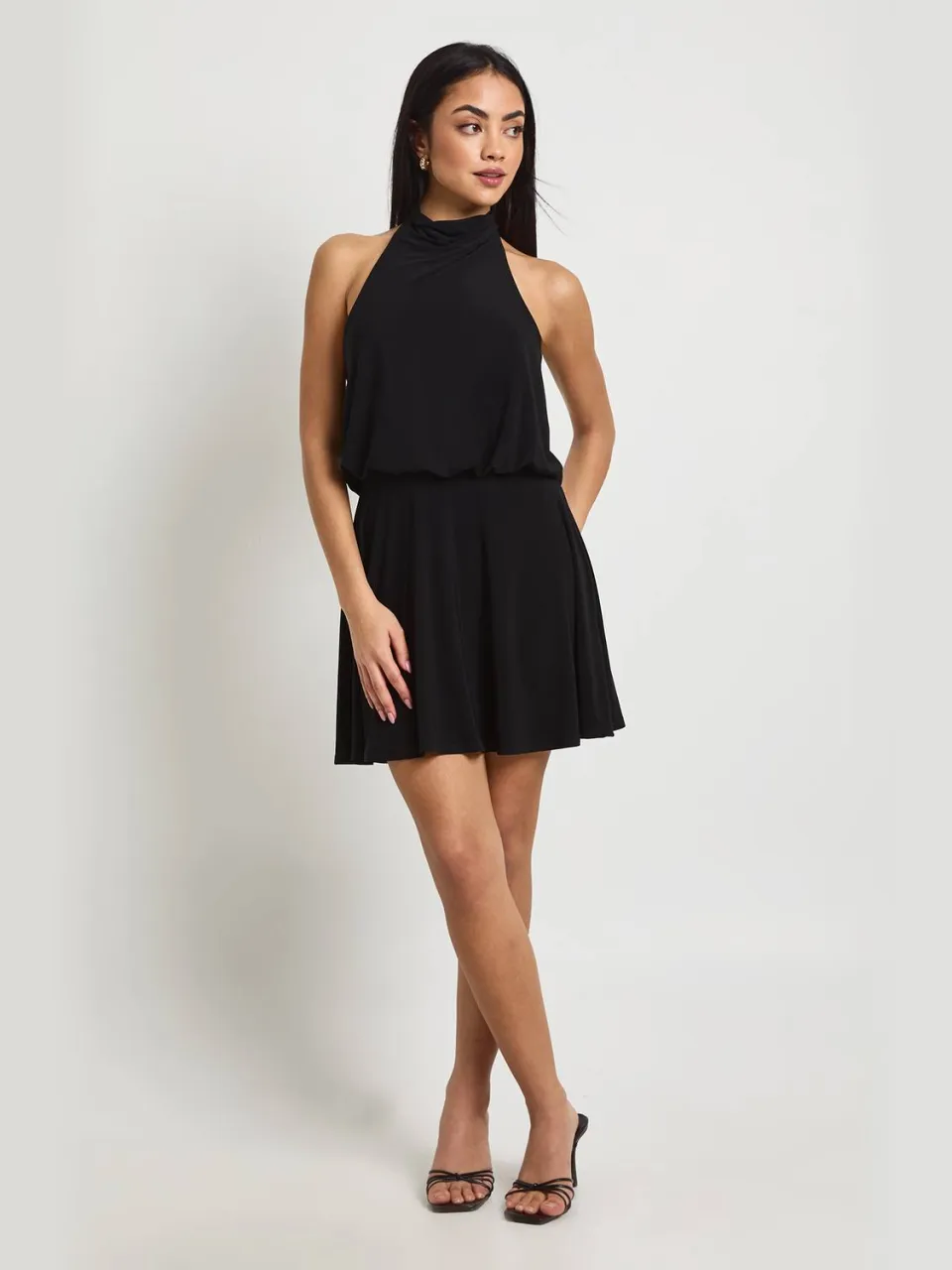 boohoo Dames Soepelvallende Halter Backless Skater Jurk zwart, foto 2